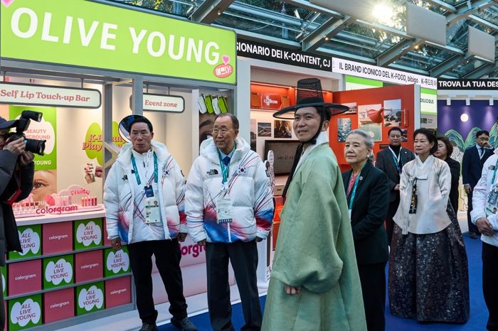 지난 5일 열린 밀라노 코리아하우스 개관식에서 반기문 전 UN 사무총장과 유승민 대한체육회장이 홍보관을 둘러보고 있다. ⓒ CJ그룹