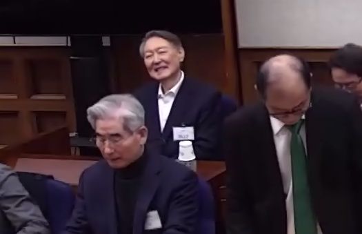 윤석열(왼쪽 위) 전 대통령이 지난 19일 서울 서초구 서울중앙지방법원에서 열린 내란 우두머리 혐의 사건 1심 선고기일에서 변호인과 대화하며 잠시 미소짓고 있다. 법원은 내란 우두머리 혐의로 기소된 윤 전 대통령에게 무기징역을 선고했다. ⓒ 서울중앙지법 제공