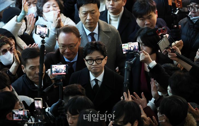 국민의힘 제명 처분이 확정된 한동훈 전 대표가 지난 29일 오후 국회 소통관 기자회견장에서 제명 처분 확정과 관련해 기자회견을 하기 위해 이동하고 있다. ⓒ데일리안 홍금표 기자