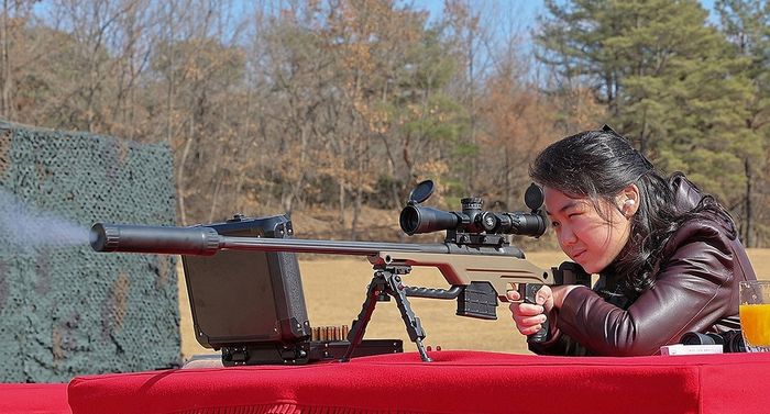 북한 대외매체 조선중앙통신은 김정은 국무위원장이 27일 주요간부들에게 저격수보총을 선물하고 사격장에서 저격무기 사격을 한 가운데 김위원장의 딸 주애가 저격총을 조준한 모습을 이례적으로 공개했다.ⓒ연합뉴스