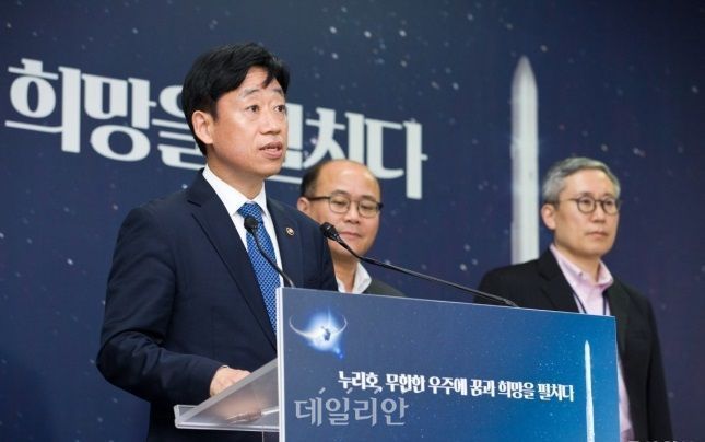 오태석 신임 우주항공청장이 과학기술정보통신부 제1차관 시절인 2023년 5월 전남 고흥 나로우주센터에서 한국형발사체 누리호 3차 발사 시간을 확정해 발표하고 있다. ⓒ데일리안 DB