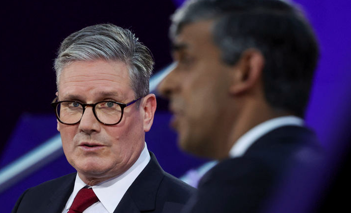 지난 2024년 6월 26일 키어 스타머(왼쪽) 영국 노동당 대표가 영국 노팅엄에서 열린 토론회에 참석해 보수당 대표인 리시 수낵 영국 총리를 쳐다 보고 있다.ⓒAP/뉴시스