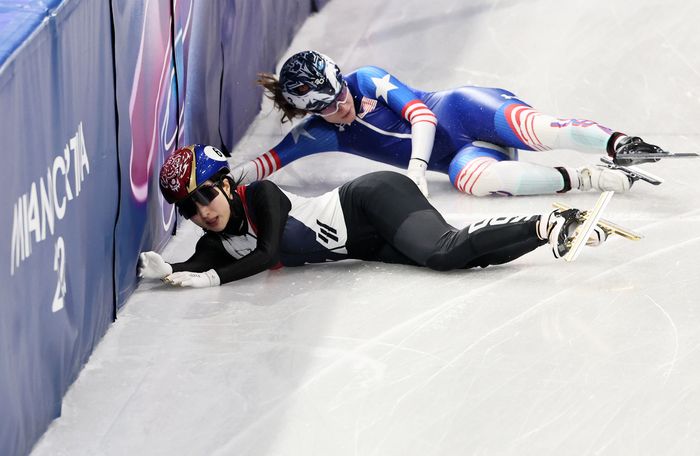 쇼트트랙 김길리가 10일(현지시각) 이탈리아 밀라노 아이스스케이팅 아레나에서 열린 2026 밀라노·코르티나 담페초 동계올림픽 쇼트트랙 혼성계주 준결승에서 미국 선수와 충돌하며 넘어지고 있다. ⓒ 뉴시스