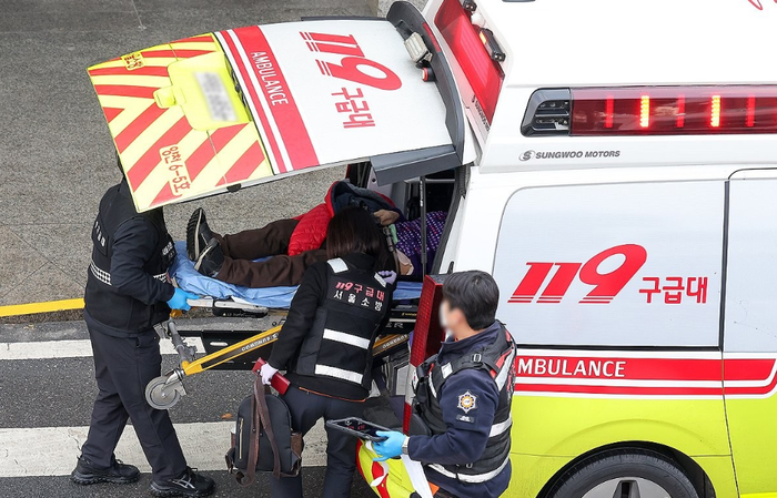 응급실로 환자가 이송되고 있다. ⓒ연합뉴스