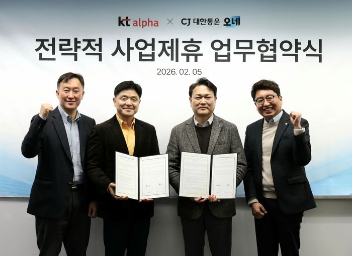 지난 5일 서울 목동 KT알파 쇼핑 미디어센터에서 진행된 업무협약식에서 (왼쪽부터) KT알파 쇼핑 조태종 T커머스지원본부장 및 이정호 T커머스사업부문장, CJ대한통운 윤재승 오네 본부장 및 강원석 오네 남서울사업담당이 기념촬영을 하고 있다.ⓒKT알파 쇼핑