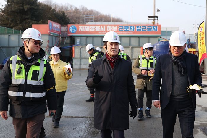 김성제 의왕시장이 지난 3일 인동선 4공구 공사 현장 안전 점검을 하고 있다. ⓒ의왕시 제공