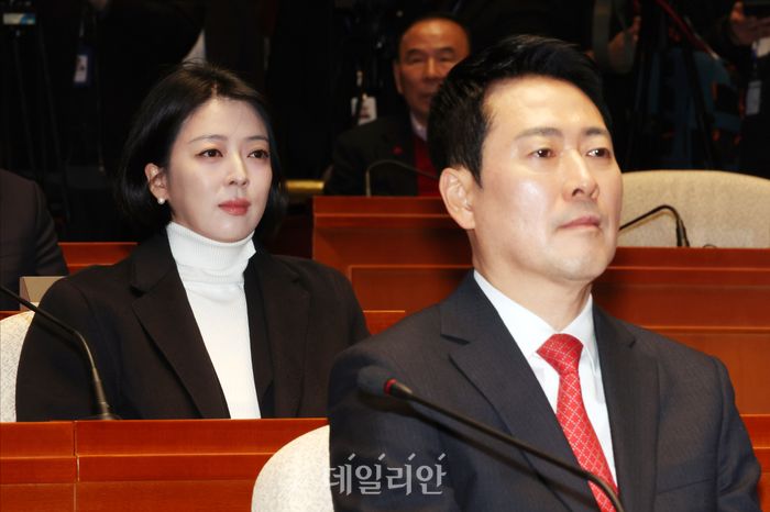 국민의힘 장동혁 대표와 배현진 의원이 지난 12일 오후 서울 여의도 국회에서 열린 국민의힘 의원총회에 참석해 자리에 앉아 있다. ⓒ데일리안 홍금표 기자