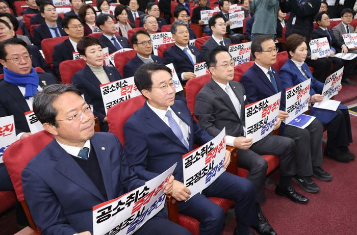 이재명 대통령 사건 공소취소와 국정조사 추진을 위한 의원모임 박성준(앞줄 가운데) 상임대표와 김승원(앞줄 왼쪽 첫번째) 공동대표를 비롯한 의원들이 지난 23일 오전 의원회관에서 열린 모임 출범식 및 결의대회에서 손피켓을 들고 있다. ⓒ뉴시스