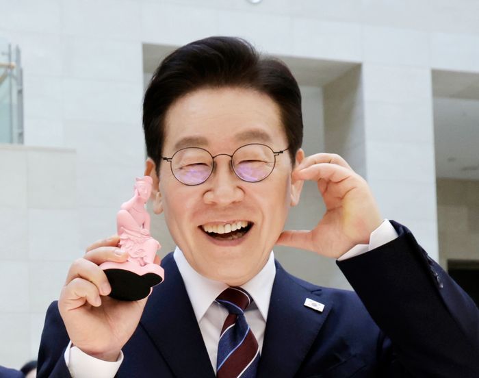 이재명 대통령이 26일 서울 용산구 국립중앙박물관을 방문해 상품관 기념품을 들고 기념촬영을 하고 있다. ⓒ뉴시스