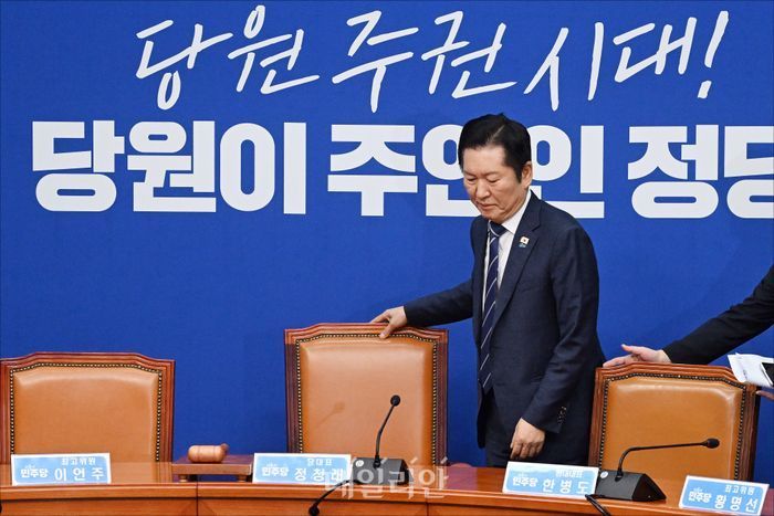 정청래 더불어민주당 대표가 4일 오전 국회에서 열린 더불어민주당 최고위원회의에 참석하고 있다. ⓒ데일리안 홍금표 기자