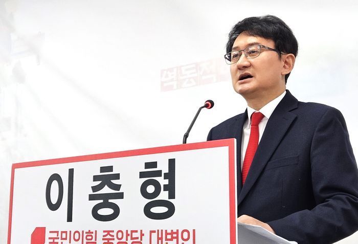 이충형 국민의힘 대변인이 지난 2일 충북 제천시청에서 열린 기자회견에서 제천 충주 원주 특별자치단체 추진 구상을 제시하고 있다. ⓒ뉴시스