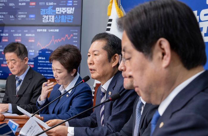 더불어민주당 정청래 대표가 9일 국회에서 열린 최고위원회의에서 2차 특검 추천 논란과 관련한 사과 발언을 하고 있다. ⓒ연합뉴스