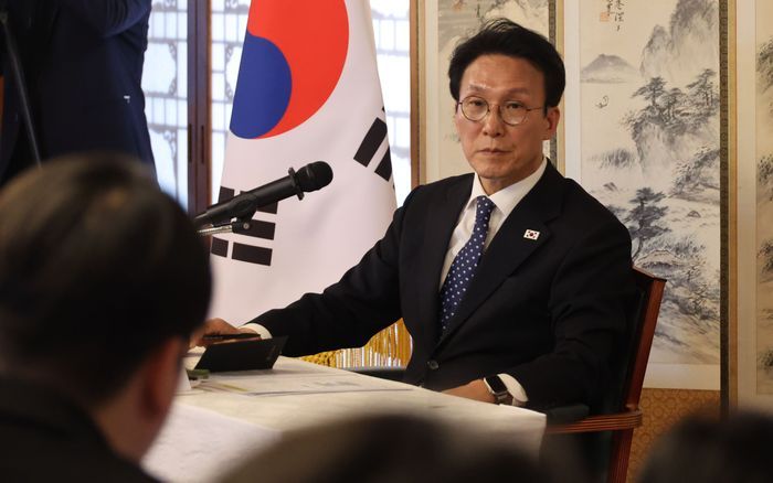 김민석 국무총리가 2일 서울 삼청동 총리공관에서 열린 출입기자 간담회에서 기자의 질문을 듣고 있다. ⓒ뉴시스