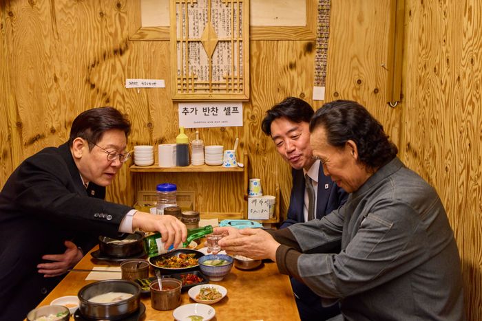 이재명 대통령이 9일 서울 종로구 통인시장 내 한 식당을 방문해 식당 주인과 식사를 하며 대화하고 있다. ⓒ청와대