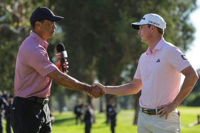 타이거 우즈로부터 축하를 받은 브리지먼. ⓒ AP/연합뉴스