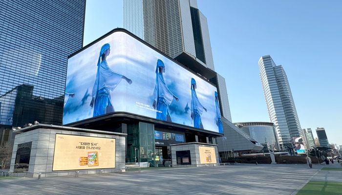 코엑스 K-POP 스퀘어 미디어에 상영 중인 신세계면세점 미디어아트 협업 작품