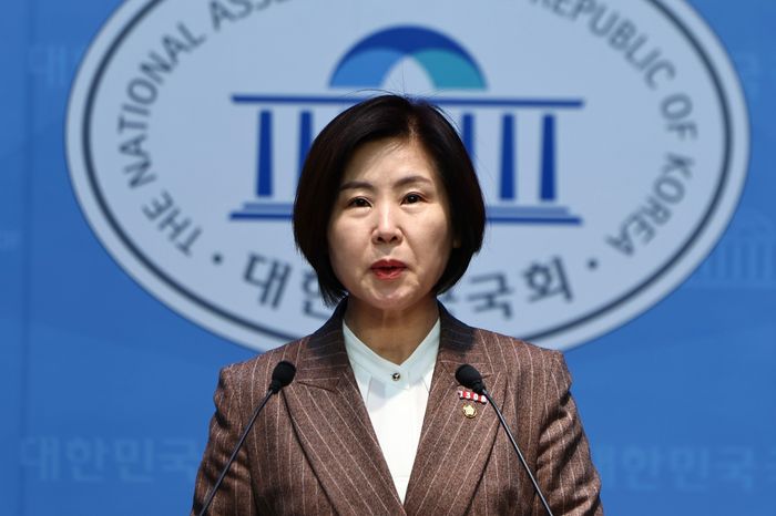 김미애 국회 보건복지위원회 국민의힘 간사가 지난해 12월 24일 오전 국회 소통관에서 정부의 국민연금 사용 환율방어 규탄 기자회견하고 있다. ⓒ뉴시스