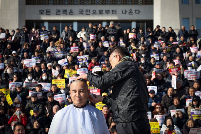 김진태 강원특별자치도지사가 지난 9월 국회본청 앞에서 강원특별법 3차 개정안의 국회 통과를 요구하며 전격적으로 삭발을 단행하고 있다. ⓒ데일리안