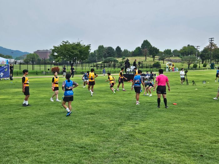 태그럭비 즐기는 학생들. ⓒ OK금융그룹