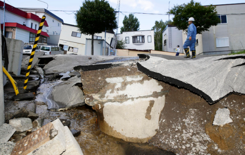 2018년 일본 홋카이도에서 발생한 규모 6.7의 지진으로 파손된 시내 도로 ⓒAP