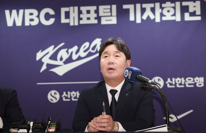 류지현 대한민국 야구 국가대표팀 감독이 6일 오전 서울 중구 프레스센터에서 열린 WBC 대표팀 명단 발표 기자회견에서 취재진 질의에 답하고 있다. ⓒ 뉴시스