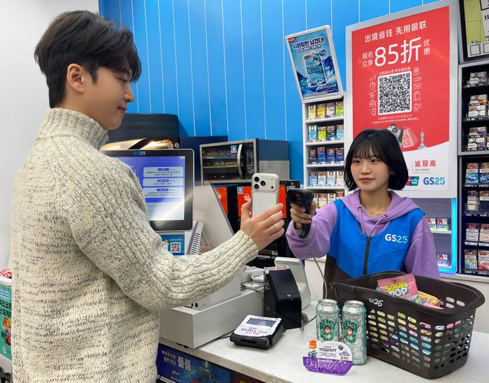 GS25에서 고객이 모바일 기반 간편결제를 이용해 상품을 구입하고 있다.ⓒGS25