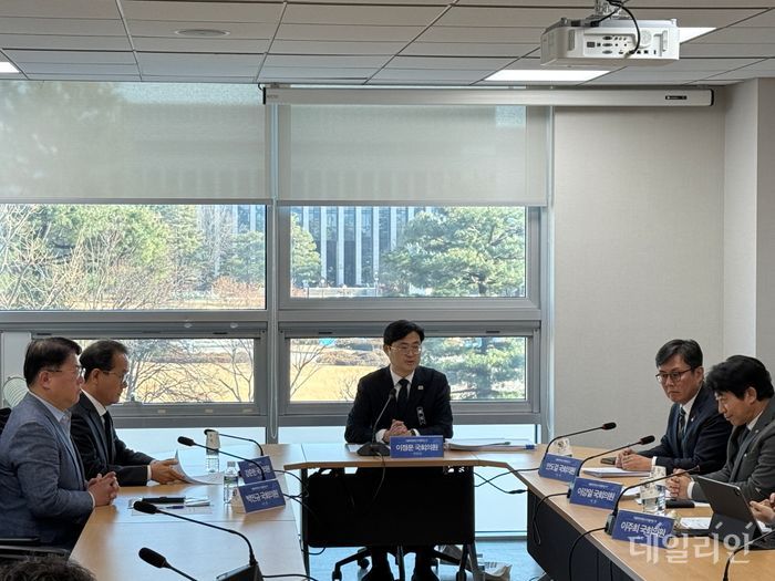 이정문 더불어민주당 디지털자산 TF 위원장이 1월 28일 서울 여의도 국회 의원회관에서 TF 회의를 주재하고 있다. ⓒ데일리안 황지현 기자