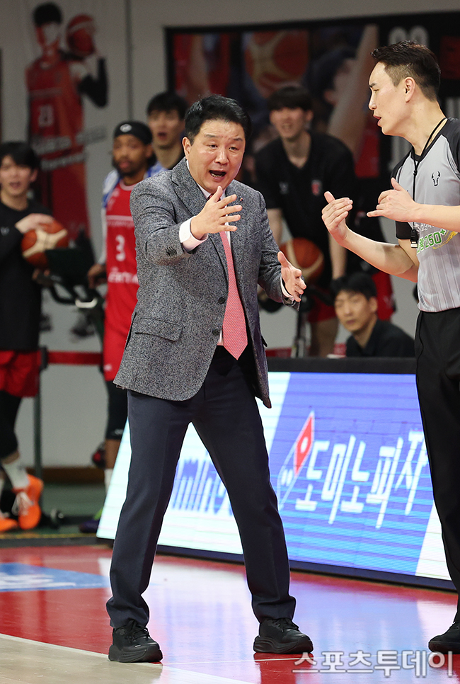 申し訳ありませんが、提供された記事は英語ではなく韓国語のようです。韓国語の内容を日本語に翻訳し、その後にキャッチーなタイトルを作成します。### 記事の翻訳:2025-2026 LG電子プロバスケットボールの安養正観場と水原KTの試合が、13日に安養正観場で行われた。正観場のユドフン監督が判定に異議を唱えている。2026年2月13日。### キャッチータイトルの提案:1. 「安養正観場、判定に異議！ユドフン監督の熱い抗議」2. 「プロバスケの熱戦！安養正観場での白熱する一戦」3. 「LG電子プロバスケ、安養の舞台で見せたユドフン監督の情熱」### 選ばれたタイトル:{k01} 安養正観場、判定に異議！ユドフン監督の熱い抗議