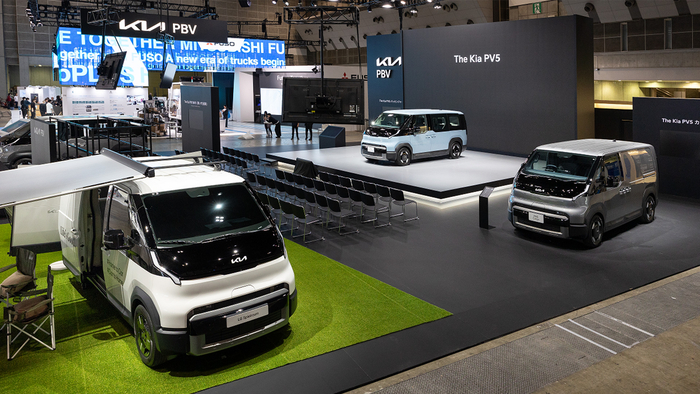 '2025 재팬모빌리티쇼' 기아관 전경. PV5 패신저, PV5 카고.