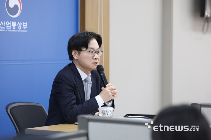 김정관 산업통상부 장관이 9일 정부세종청사 산업부 기자실에서 주요현안과 관련해 출입기자단에게 브리핑한 후 질문에 답하고 있다. 산업부 제공