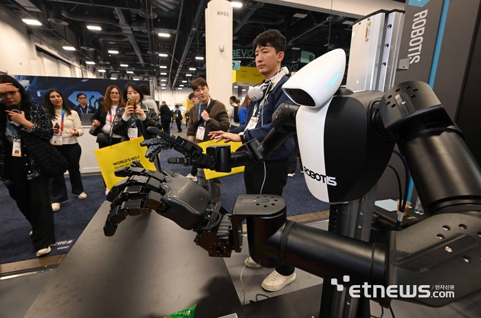 세계 최대 가전·정보기술(IT) 전시회 'CES 2026'이 개막한 6일(현지시간) 미국 네바다주 라스베이거스 컨벤션센터 노스홀에 마련된 휴머노이드 M.AX얼라이언스 부스에서 로보티즈의 AI워커가 로봇핸드 'HX5-D20'을 장착 한 채 비전 인식 기반 동작 시연을 하고 있다. 라스베이거스=이동근기자 foto@etnews.com