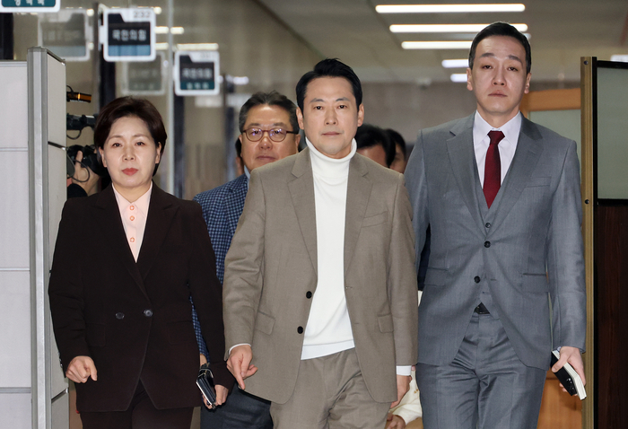 국민의힘 장동혁 대표를 비롯한 최고위원들이 22일 국회에서 열린 비공개 최고위원회의에 참석하고 있다. 연합뉴스