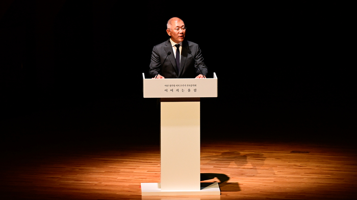 정의선 현대차그룹 회장이 25일 서울 서초구 예술의전당 콘서트홀에서 열린 '아산 정주영 서거 25주기 추모 음악회 :이어지는 울림'에서 추모사를 하고 있다.