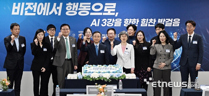 지난해 12월 서울 중구 국가인공지능전략위원회에서 'AI행동계획' 초안 공개를 위해 열린 기자간담회에서 임문영 국가AI전략위 부위원장(앞줄 왼쪽 다섯번째)과 분과장 등이 사진촬영하고 있다. 전자신문DB