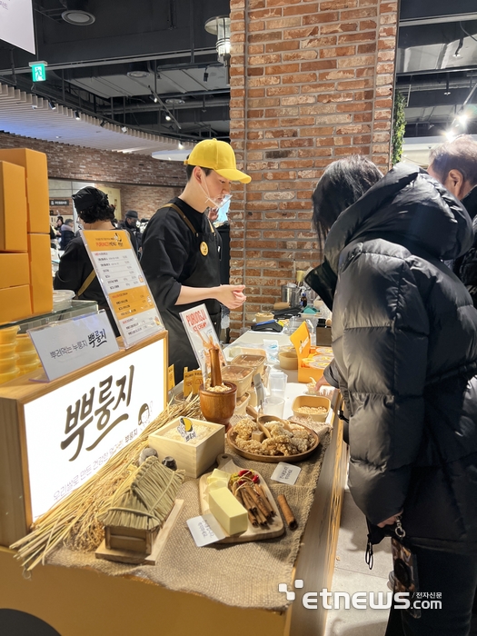 10일 경기 고양시 현대백화점 킨텍스점에서 열린 '뿌룽지' 팝업스토어에서 시민들이 디저트 시식을 하고 있다.