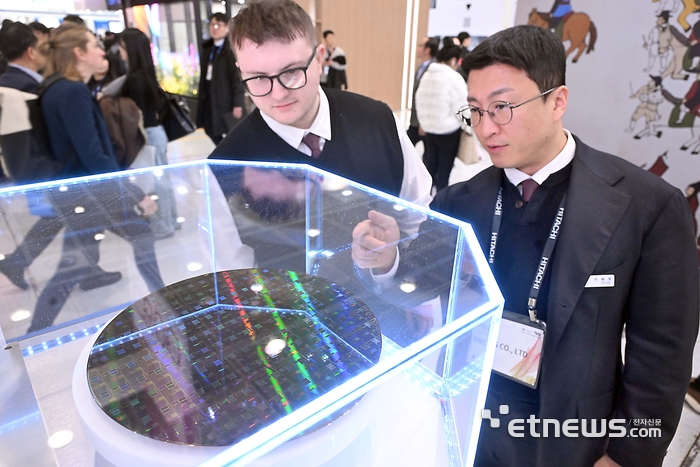 국내 최대 반도체 소재·부품·장비 전시회인 '세미콘 코리아 2026'이 11일 서울 코엑스에서 열렸다. 삼성전자, SK하이닉스 등 해외 소부장 업체까지 약 550여개 기업이 참여한 가운데 참관객이 프리시스 부스에서 반도체 공정과 웨이퍼 등을 살펴보고 있다.  박지호기자 jihopress@etnews.com