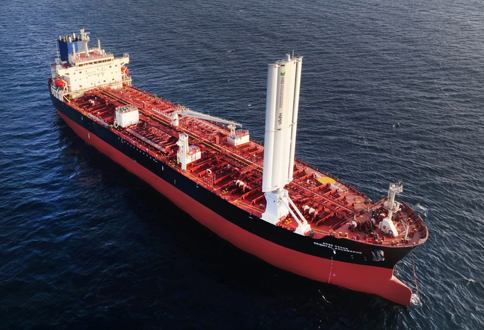 HD한국조선해양이 자체 개발한 '윙세일' 시제품의 해상 실증 모습. HD현대