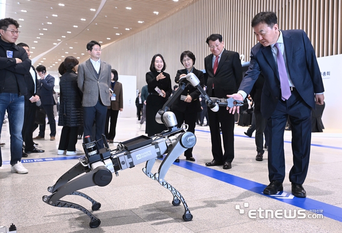 지난해 3월 열린 삼성전자 제56기 정기주주총회에서 신제윤 삼성전자 이사회 의장과 사외이사들이 레인보우로보틱스 로봇을 보고 있다. 박지호기자 jihopress@etnews.com