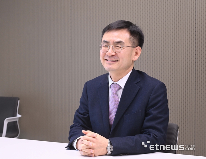 안성일 KTC 원장이 전자신문과의 인터뷰에서 시험·인증 전략에 대해 설명하고 있다. 박지호기자 jihopress@etnews.com