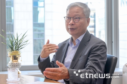 윤의준 한국공학한림원 원장.