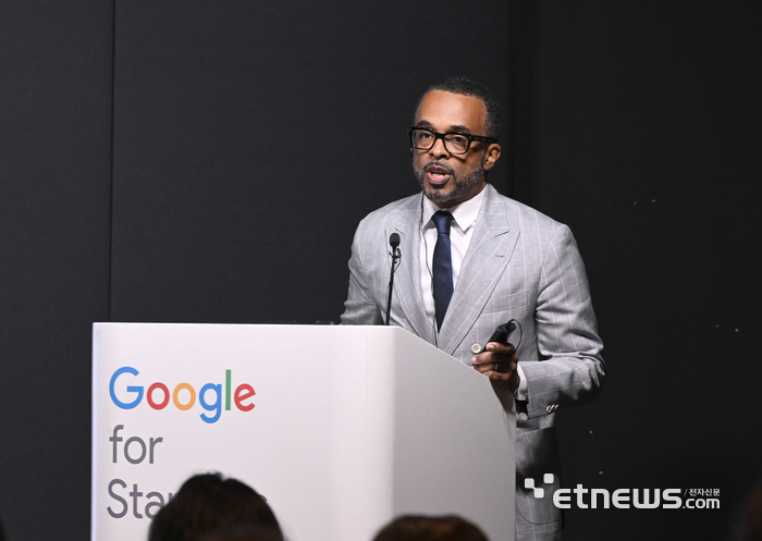 구글코리아는 지난해 9월 9일 서울 강남구 구글 스타트업 캠퍼스에서 한국 지도 서비스 논란 관련 기자간담회를 열었다. 크리스 터너 구글 대외협력 정책 지식 및 정보 부문 부사장이 질문에 답변하고 있다.
박지호기자 jihopress@etnews.com