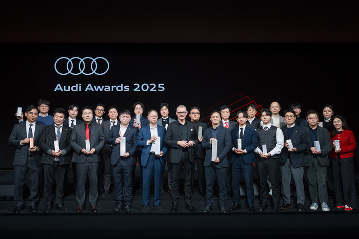 스티브 클로티 아우디 코리아 대표(왼쪽에서 여섯 번째) 가 '2025 아우디 딜러 어워즈'에서 수상자들과 기념촬영하고 있다.