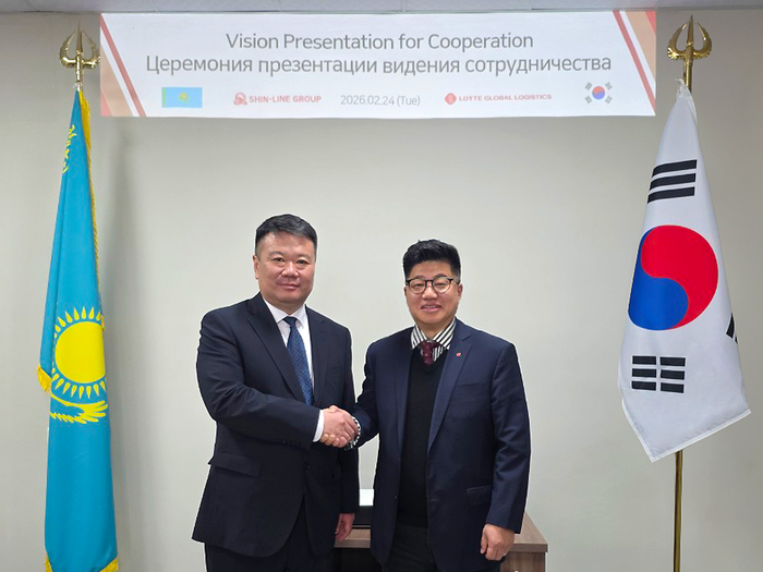 강병구 롯데글로벌로지스 대표(오른쪽)와 안드레이 신 신라인그룹 회장