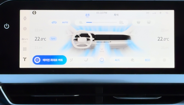 SKT 차랑용 AI 에이전트 '에이닷 오토'를 통해 음성으로 에어컨을 제어하는 모습