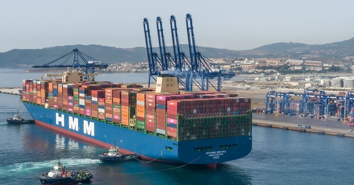 스페인 알헤시라스 터미널(TTIA)에 기항하는 2만 4000 TEU급 컨테이너선 'HMM 알헤시라스호'. HMM