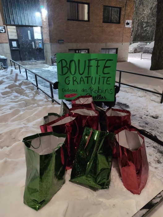 캐나다에서 의적을 자처한 단체가 식료품점에서 훔친 물건을 거리에서 나눠주고 있다. 사진=인스타그램(@Les Soulevements du Fleuve)