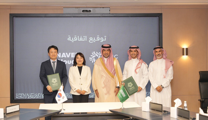네이버는 사우디아라비아 국립주택공사(NHC)와 합작법인 '네이버 이노베이션' 설립 계약을 체결했다. 한상영 네이버클라우드 전무(왼쪽에서 첫 번째), 채선주 네이버 대외·ESG정책 대표(왼쪽에서 두번째)와 마지드 알 호가일(Majed Al Hogail) 사우디아라비아 자치행정주택부장관(가운데) 등 관계자들이 기념사진을 촬영하고 있다.
