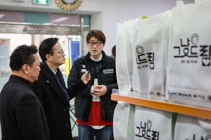 서울 영등포구 그냥드림 사업장을 찾은 박주민 더불어민주당 의원