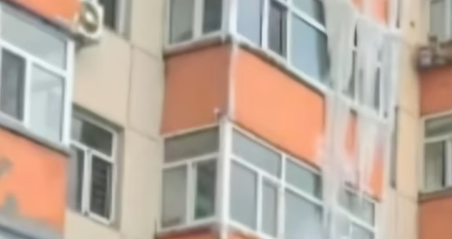 중국의 한 아파트에서 주민의 사소한 실수로 인해 도로가 순식간에 빙판으로 변하는 일이 발생했다. 사진=더우인