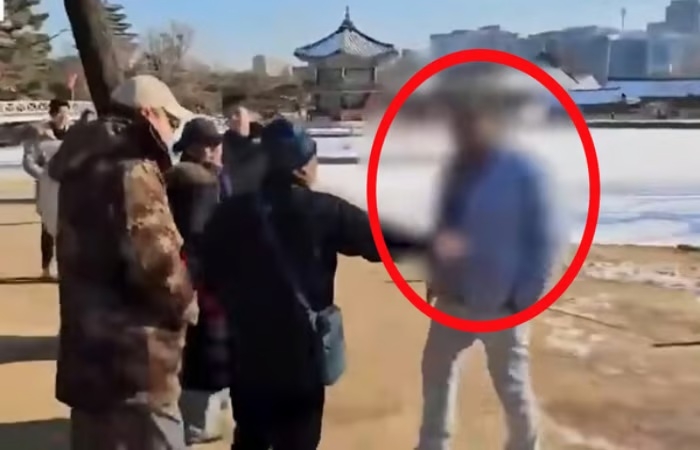 경복궁에서 근무 중이던 경비원이 중국인 2명에게 집단폭행당한 사건이 발생했다. 사진=채널A